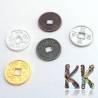 Přívěsek ze zinkové slitiny tibetského stylu ve tvaru starověké čínské mince s barevnou povrchovou úpravou o průměru 10 mm, výšce 1 mm a s očkem čtvercovým očkem pro průvlek o délce 2,2 mm. Přívěsky ze zinkové slitiny se běžně označují jako přívěsky vyrobené z bižuterního kovu.
UVEDENÁ CENA JE ZA 1 KS.