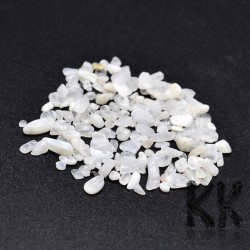 Přírodní bílý nefrit - zlomky - nevrtané- 2 - 8 x 2 - 4 mm ( dekorativní drť) váha 1 g ( cca od 16 do 25 ks)