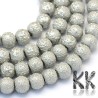 Skleněné voskované perly s matným odleskem barvené speciálními zapékanými barvami pro co největší odolnost ve tvaru kuliček o průměru 6 mm s dírkami pro průvlek o průměru 1 mm. Korálky svým leskem imitují přírodní perly. Korálky jsou prodávány po celých šňůrách. Na jedné šňůře je cca (130 až 150 kusů korálků).

UVEDENÁ CENA JE ZA 1 ŠŇŮRU / CCA 130 KS
