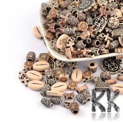 Akrylový mix - imitace dřevěných korálků a přívěsků - 9-25 x 7-31 x 6-15 mm - množství 10 g