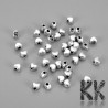 Kovové korálky ze zinkové slitiny používané jako oddělovače jiných korálků ve tvaru srdíčka o průměru 3,2 mm, výšce 3 mm a s dírkou pro průvlek o průměru 1,5 mm. Korálky ze zinkové slitiny se běžně označují jako korálky vyrobené z bižuterního kovu.
UVEDENÁ CENA JE ZA 1 KS.

