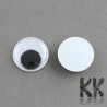 Plastový kabošon v podobě oka o průměru 14 mm a výšce 3,5 mm. Kabošon tvoří bílý podklad, na který je nalepena průhledná plastová vypouklá čočka a uvnitř ní je volně vloženo černé plastové kolečko, které se může uvnitř čočky volně pohybovat. Tomuto typu provedení kabošonu se lidově říká tzv. Googly Eyes.
UVEDENÁ CENA JE ZA 1 KS.
