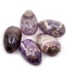 Přírodní nevrtaný tromlovaný kámen ve tvaru vejce z minerálu ametystu, nevrtaný (bez dírky) s rozměry 30 x 19-22 mm, který lze dále upravit, či zapracovat do šperku (např. pomocí odrátování) nebo darovat jako kámen pro štěstí.
Země původu: Brazílie, Uruguay
UPOZORNĚNÍ: Kameny jsou mírně nepravidelného tvaru a mohou obsahovat vrypy, drážky, rýhy a malé odštěpky, které podtrhují absolutně přírodní původ minerálu.
UVEDENÁ CENA JE ZA 1 KS.