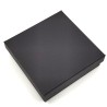 Dárková krabička z papíru ve tvaru čtverce o rozměrech 91 x 91 x 29 mm (s víčkem) vyplněná vatou.
UVEDENÁ CENA JE ZA 1 KS.