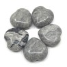 Tromlovaný kámen z přírodního vlnkovaného jaspisu ve tvaru srdce o velikosti 30 x 30 x 15 mm. Srdíčko není vrtané a lze jej tak využít jako talisman pro štěstí, či do něj dírku ručně vyvrtat, nebo jej do šperku zapracovat pomocí techniky drátování. Kámen je absolutně přírodní bez jakéhokoliv dobarvování.
Země původu: Čína
UVEDENÁ CENA JE ZA 1 KS.