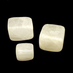 Přírodní bílý jadeit - tromlovaný kámen kostka - 13-27 x 13-27 x 13-27 mm
