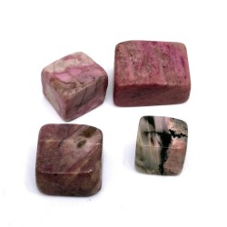 Přírodní rodonit - tromlovaný kámen kostka - 13-27 x 13-27 x 13-27 mm
