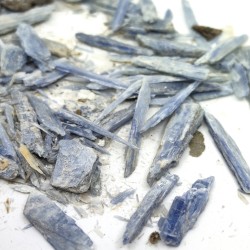 Natural Kyanite - Undrilled Nuggets - Crumb - 1-35 x 1-5 x 0,5-3 mm - package 45 g