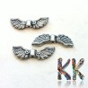 Tibetan-style zinc alloy bead in the shape of angel wings with a colored finish measuring 22 x 7 x 2 mm and an eyelet for a 1 mm diameter thread.
THE PRICE IS FOR 1 PCS.