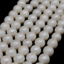 Zmatnělé lasturové perly vyrobené z rozemletých a člověkem znovu zformovaných ulit měkkýšů. Perly mají tvar kuliček o průměru 8 mm a dírku pro průvlek o průměru 1 mm. 
Vzhledem k povaze materiálu nejsou korálky dokonale kulaté, obsahují drobné škrábance a odštipky (viz obrázek).
UVEDENÁ CENA JE ZA 1 KS.