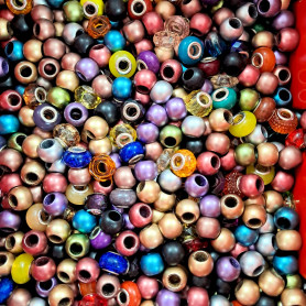 Širokoprůvlekové korálky z pryskyřice a plastu - náhodný mix tvarů, barev a velikostí