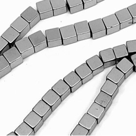 Syntetický nemagnetický hematit – 6x6x6mm – Pokovená kostička – Průvlek: 1mm – Množství: 1 kus