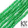 Miniaturní 2mm broušené kuličky ze syntetického smaragdu s typicky sytou zelení. Ideální pro detailní šperky. Prodej po kusech.