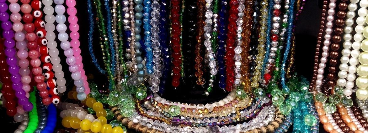 Široký výběr skleněných korálků